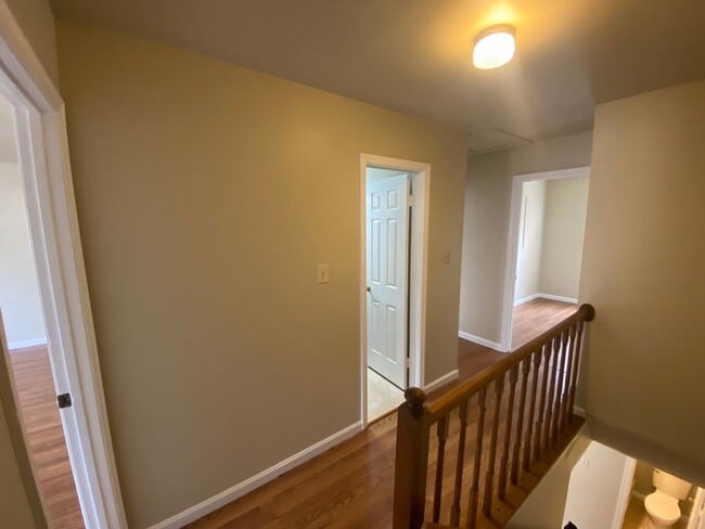 Building Photo - A three bedroom plus den, three and one half bath townhouse conveniently located in Rockville Mar...