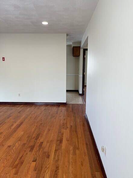 Building Photo - 77 Star St