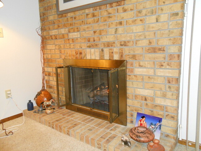 Building Photo - Charming 2 Bed/2 Bath Condo Near the Sculpture Park