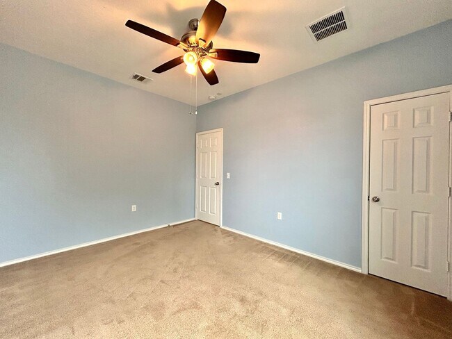 Building Photo - Charming 3/BR 2/BA  Home with Spacious Backyard