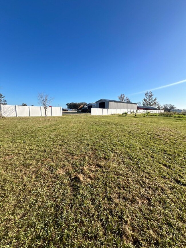 Building Photo - 3/2 Home in Myakka with acreage