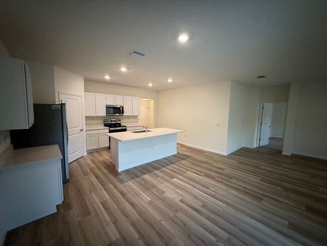 Building Photo - 4 Bedroom 2 Bath Convenient to Everything