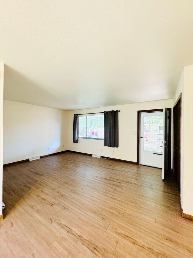 Building Photo - GREAT LOCATION! 2Bed, 1 Bath Bright and Sp...