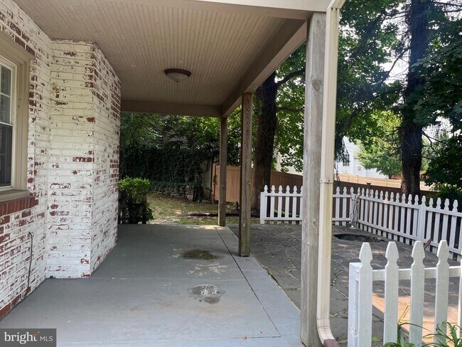 Building Photo - 102 Hillside Cir