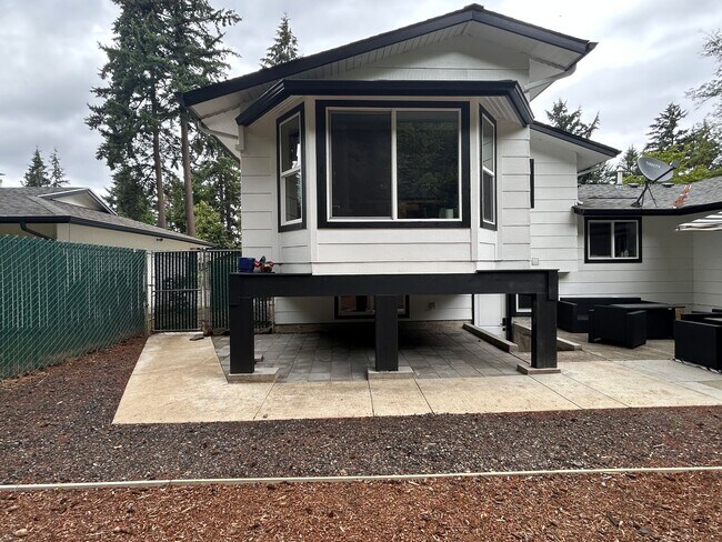 Building Photo - 15136 SE Gladstone Dr