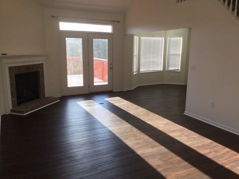 Building Photo - 2831 Coachlight Ln