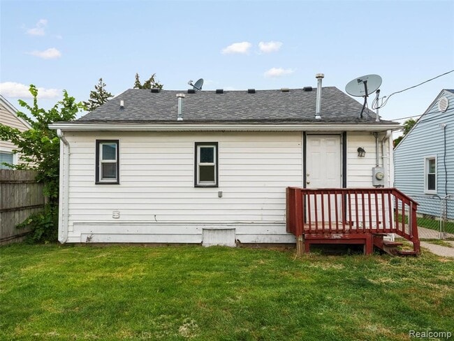 Building Photo - 7060 Maxwell Ave