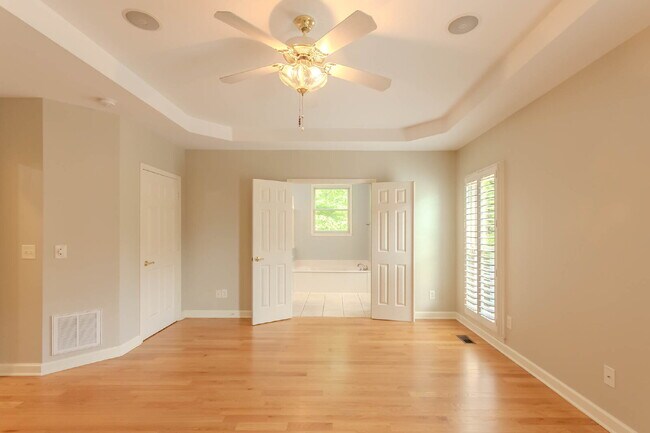 Building Photo - 5 Bedroom Home in Hermitage! Backs Up To T...