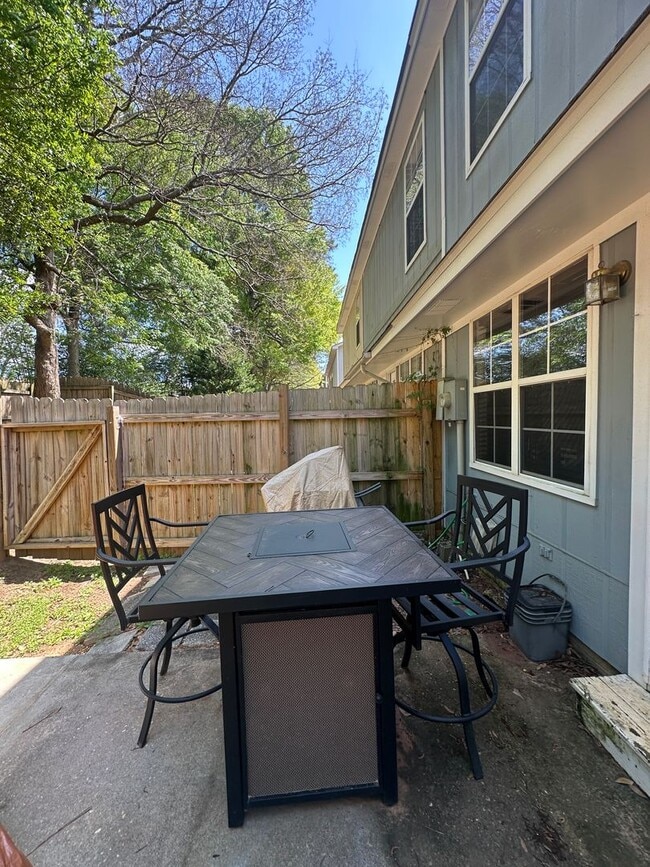Building Photo - Foxhill Commons Subdivision!  Fully Furnis...