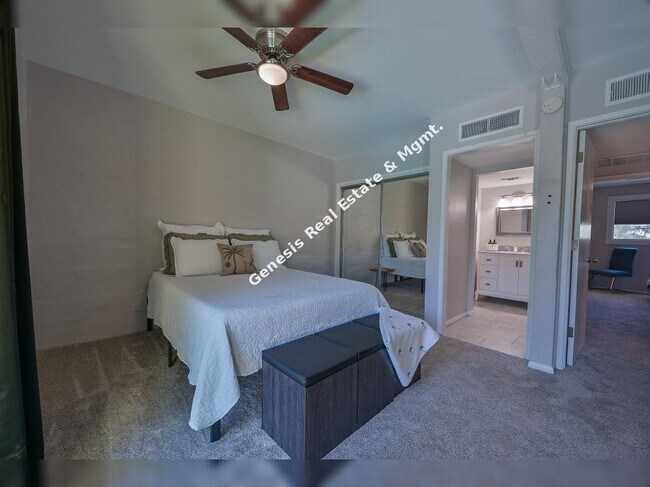 Building Photo - "Stylish 2-Bed 2. 5 Bath Condo”