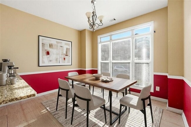 Building Photo - 6199 Thorncrest Dr