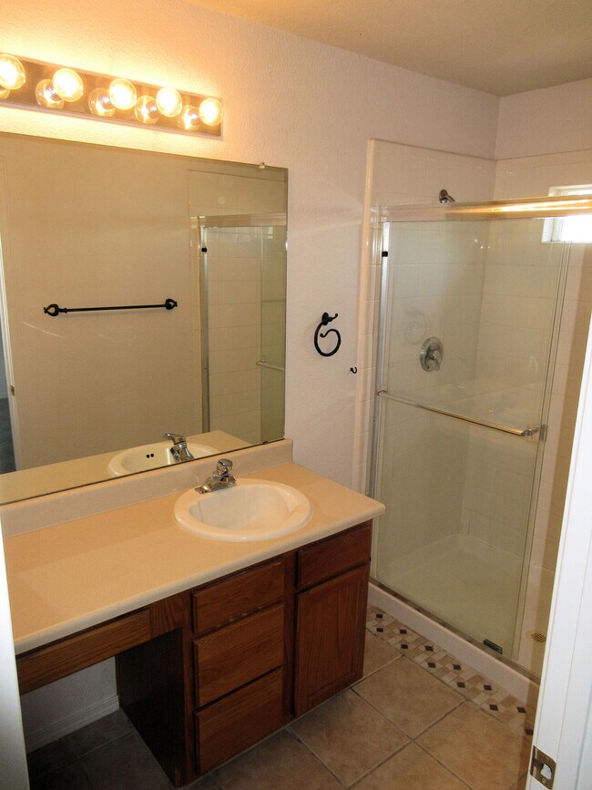 Building Photo - 6501 San Antonio Dr NE