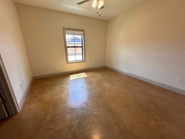 Building Photo - Woodview