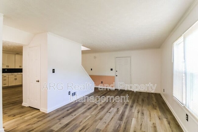 Building Photo - 2140 Fairway Ct SE