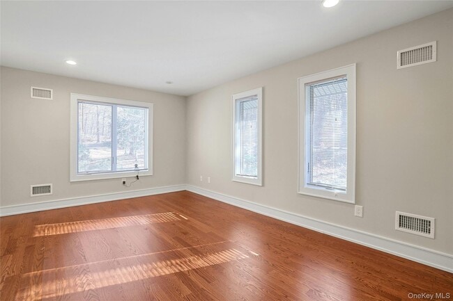 Building Photo - 300 Clausland Mountain Rd