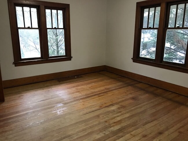 Building Photo - Spacious 4 Bedroom Home - Northside of Hol...