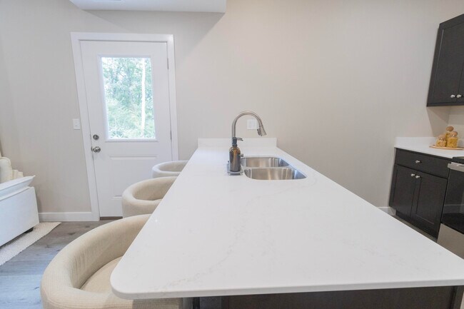 Building Photo - 2828 Emery Dr