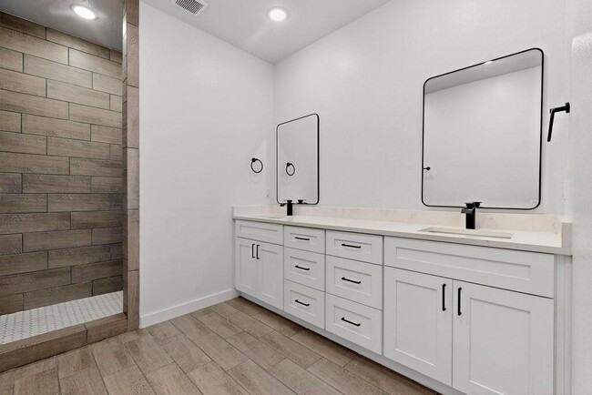 Building Photo - 604 Kimbro St