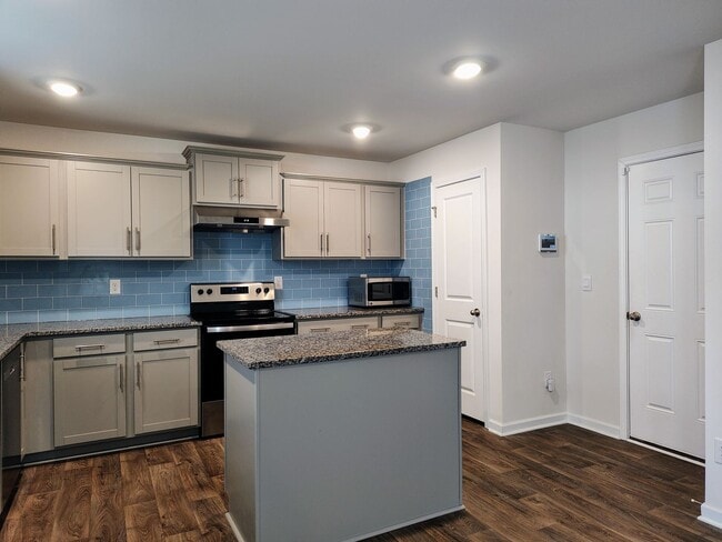 Building Photo - Pristine, 3 bedroom, 2.5 bathroom home located in the Stewart Creek States Subdivision!