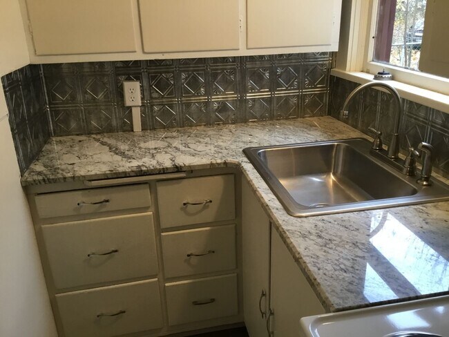 Building Photo - All utilities Included 1 bedroom, 1 bath t...