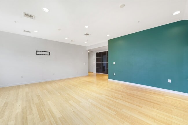 Building Photo - 707 Monroe St