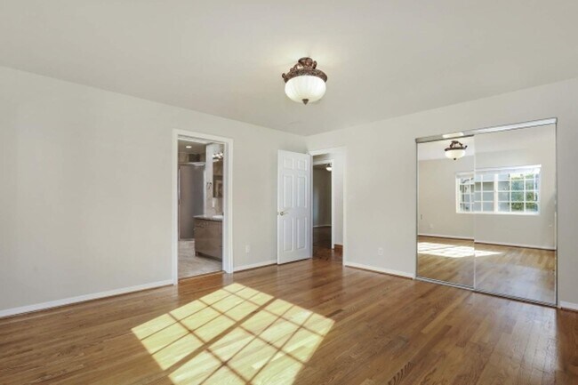 Building Photo - 4356 Kingswell Ave