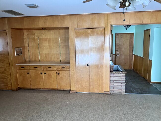 Building Photo - 602 N Sioux Ave