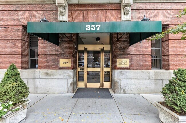 Building Photo - 357 Commercial St