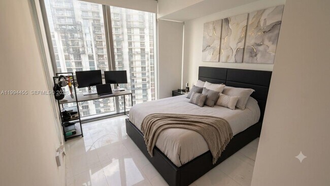 Building Photo - 300 Biscayne Blvd Way