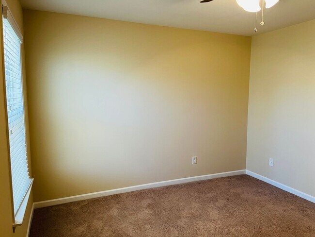 Building Photo - Wow! 3 bedroom 2.5 bathroom home in Newnan, 2100 plus sqft, 2 car garage, huge rooms, must see!