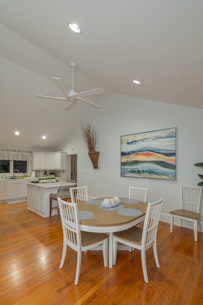 Building Photo - 944 Lakeview Dr