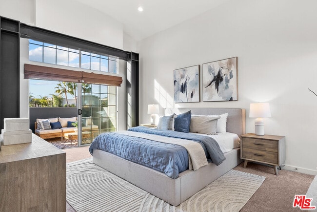 Building Photo - 5350 Playa Vista Dr