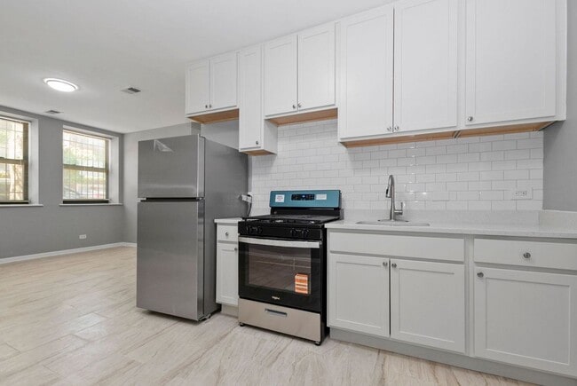 Building Photo - Two Bedroom in South Shore