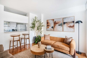 Building Photo - 350 W 43rd St