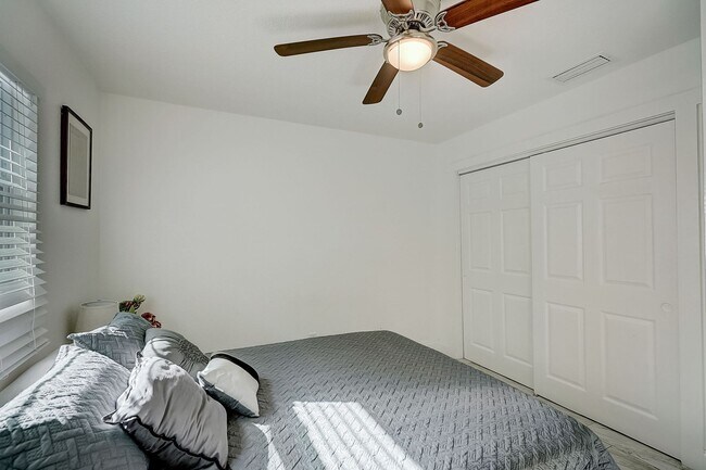 Building Photo - 2 Bed / 1 Bath Cozy Downtown Duplex Apartment