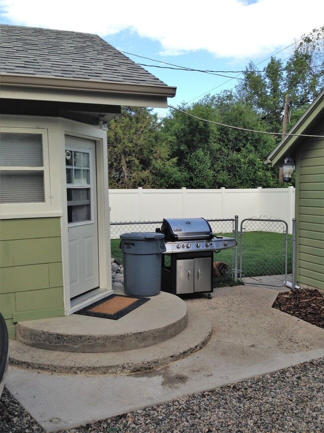 Building Photo - Charming 2 Bedroom Home Near Pioneer Park, Hospitals & Schools!