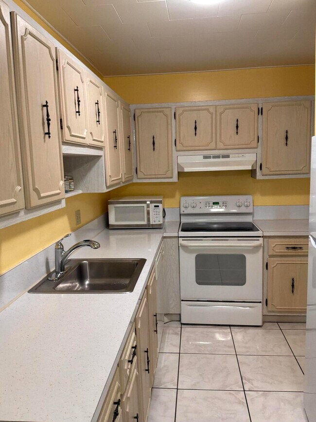 Building Photo - 1121 Cactus Terrace