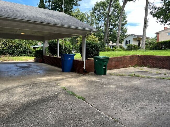 Building Photo - Fantastic