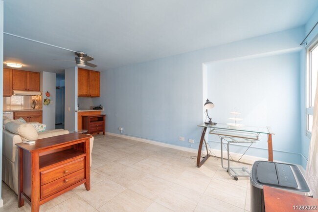 Building Photo - Immaculate, Spacious, Fully Furnished, Rec...