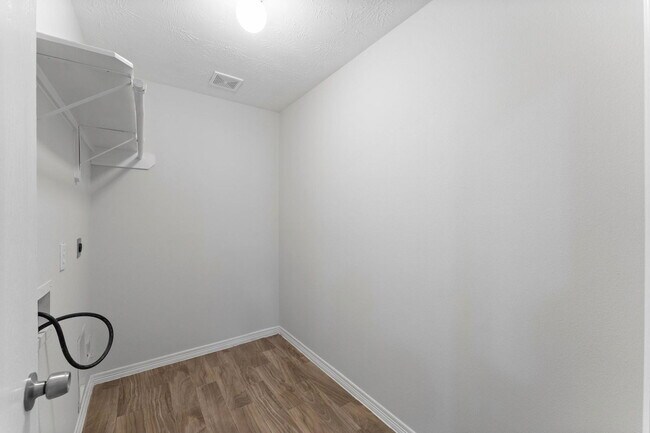 Building Photo - 5041 Willow Point Dr