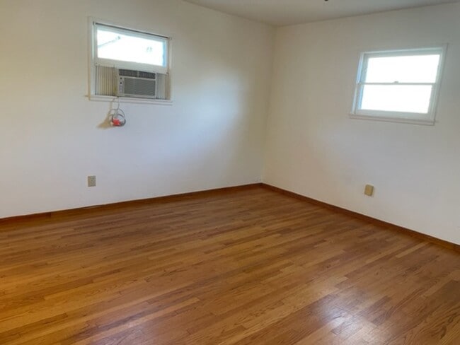 Building Photo - 3 bdr 2 bath Home on Huge lot.