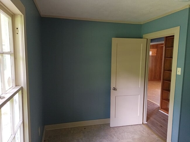 Building Photo - 1211 W Vine Ave