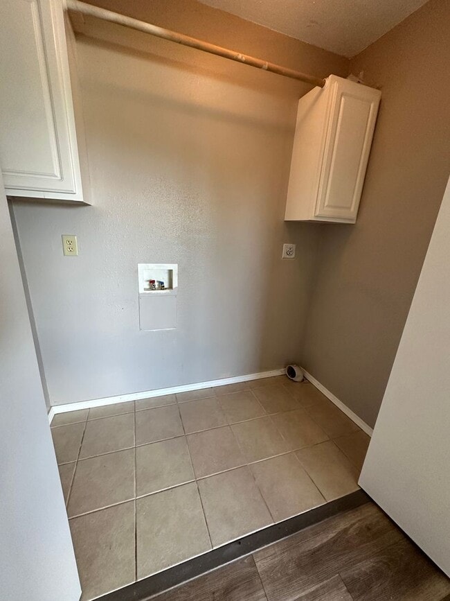 Building Photo - Great Location! Completely remodeled 3 bedroom 2 full bathroom home available now in battlefield!!
