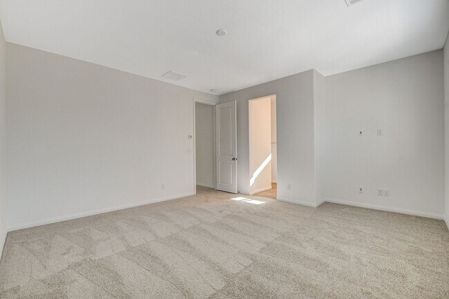 Building Photo - Newly built Home, gated