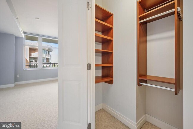 Building Photo - 8220 Crestwood Heights Dr