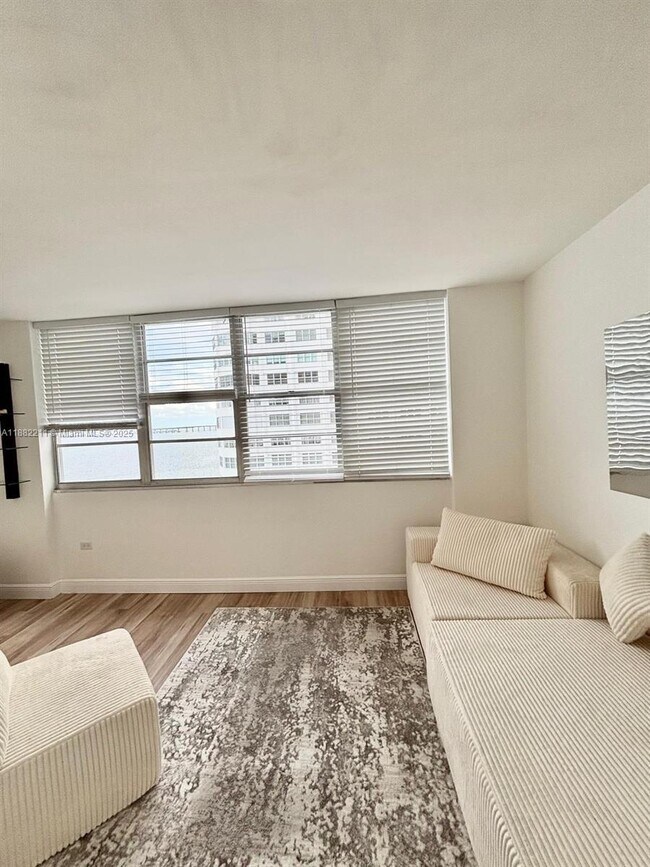 Building Photo - 801 Brickell Bay Dr