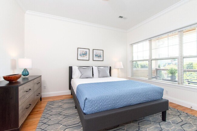 Building Photo - Luxurious Furnished Downtown Condo - 6-18 Month Lease Available!