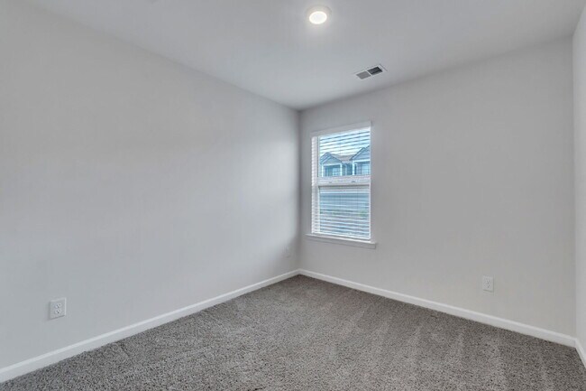 Building Photo - Beautiful 3 BR / 2.5 BA Townhome with Patio & Community Amenities $1,699/mo rent**
