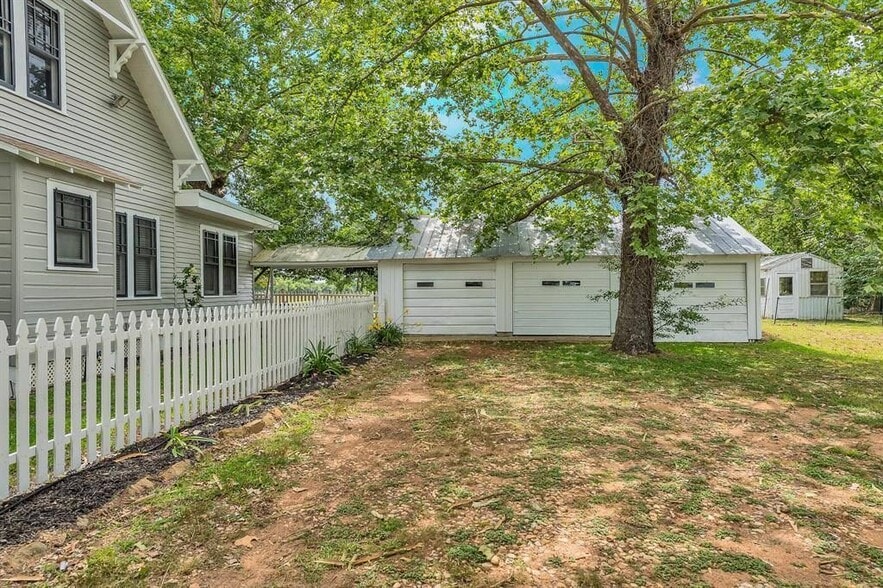 Driveway/ Garage - 10152 FM949