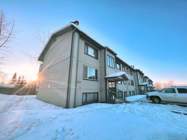 Building Photo - Spacious & Bright Top Floor Condo in East Anchorage, Close to Base + W/D In Unit!